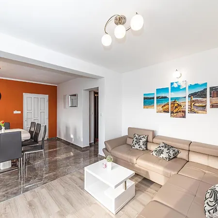 Front In Casa vacanze Donji Seget