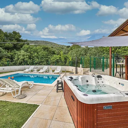 Beautiful In With Jacuzzi Dom wakacyjny